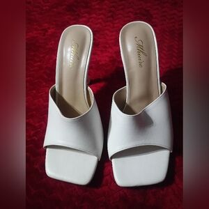 White Heeled Shoes with Rounded Toe and Minimalist Design(Never Worn)